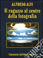 Il ragazzo al centro della fotografia libro