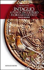 Intaglio a punta di coltello, floreale e gotico libro