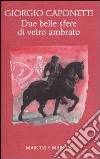 Due belle sfere di vetro ambrato libro