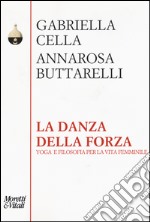 La danza della forza. Yoga e filosofia per la vita femminile libro