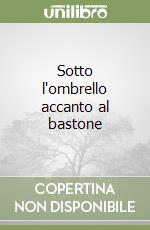 Sotto l'ombrello accanto al bastone