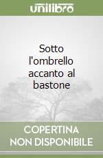 Sotto l'ombrello accanto al bastone libro