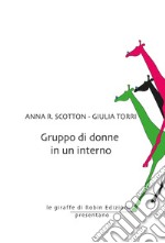 Gruppo di donne in un interno libro