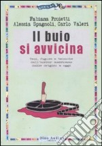 Il buio si avvicina. Ediz. illustrata libro