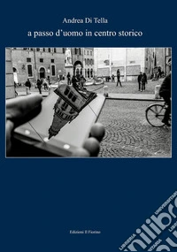 A passo d'uomo in centro storico. Ediz. illustrata libro