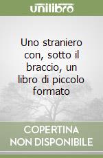 Uno straniero con, sotto il braccio, un libro di piccolo formato libro