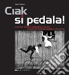 Ciak si pedala. Il giro del mondo in bicicletta in 80 film. Ediz. italiana e inglese libro di Costanzia Valerio
