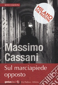 Sul marciapiede opposto