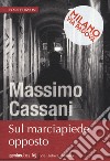 Sul marciapiede opposto libro