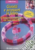 Gioielli e accessori in feltro libro