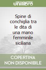 Spine di conchiglia tra le dita di una mano femminile siciliana