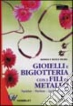 Gioielli e bigiotteria con i fili di metallo libro