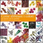 Come abbinare i colori nei lavori con le perline. Ediz. illustrata libro