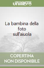 La bambina della foto sull'aiuola libro
