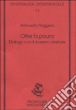 Oltre la paura. Dialogo con il maestro interiore libro