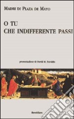 O tu che indifferente passi. Testo portoghese a fronte libro