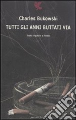 Tutti gli anni buttati via. Testo inglese a fronte libro