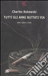 Tutti gli anni buttati via. Testo inglese a fronte libro di Bukowski Charles