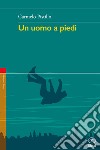 Un uomo a piedi libro