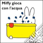 Miffy gioca con l'acqua libro