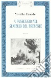 A passeggio nel semibuio del presente libro di Casadei Novella