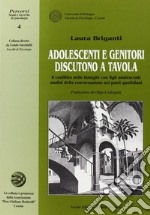 Adolescenti e genitori discutono a tavola. Il conflitto nelle famiglie con figli adolescenti libro