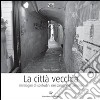 La città vecchia. Immagini di solitudine nei caruggi di Genova. Ediz. illustrata libro