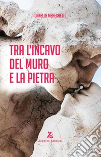 Tra l'incavo del muro e la pietra libro