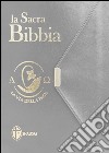 La Sacra Bibbia. La via della pace. Ediz. tascabile con bottoncino grigia libro