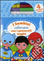 I bambini colorano con i pennarelli magici. Con gadget libro