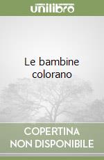 Le bambine colorano libro
