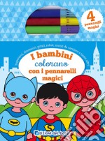 I bambini colorano con i pennarelli magici. Con 4 pennarelli magici libro