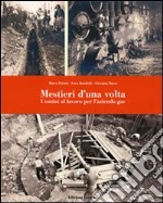 Mestieri d'una volta. Uomini al lavoro per l'azienda gas. Ediz. illustrata libro