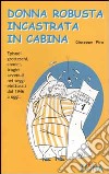 Donna robusta incastrata in cabina libro