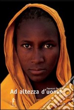 Ad altezza d'uomo. Ediz. illustrata libro