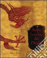 Sotto l'occhio del drago. Ediz. illustrata libro