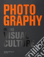 Photography in the visual culture. 100 Photographers and infinite visions of a universal language. Ediz. italiana e inglese libro