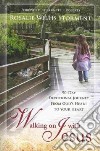 Walking on with Jesus. 90-day devotional journey from God's heart to your heart libro