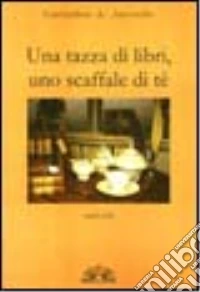 Una tazza di libri, uno scaffale di tè libro