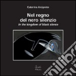 Nel regno del nero silenzio. Testo inglese a fronte. Ediz. illustrata. Con CD Audio libro