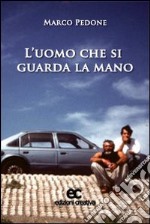 L'uomo che si guarda la mano libro