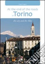 In fondo alle vie di Torino. La città e le Alpi. Ediz. inglese. Con gadget