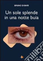 Un sole splende in una notte buia libro