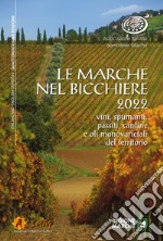 Le Marche nel bicchiere 2022. Vini, spumanti, passiti, cantine e oli monovarietali del territorio. Ediz. italiana e inglese libro