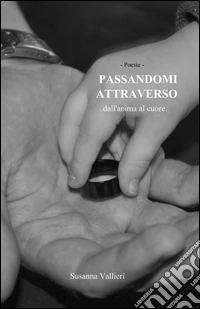 Passandomi attraverso