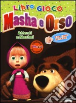 Attenti a Masha! Masha e orso. Con adesivi. Ediz. illustrata libro