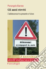 Gli anni stretti. L'adolescenza tra presente e futuro libro