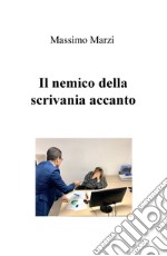 Il nemico della scrivania accanto libro