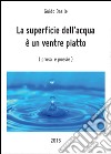 La superficie dell'acqua è un ventre piatto libro