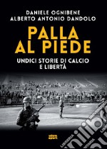 Palla al piede. Undici storie di calcio e libertà libro